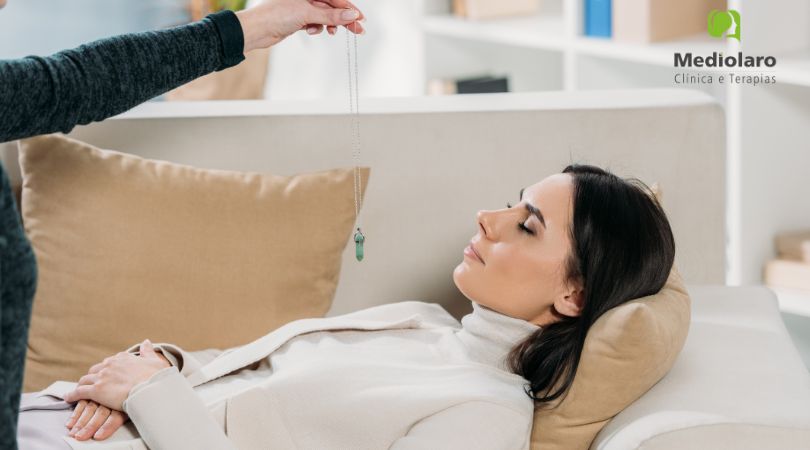 Mulher deitada sendo hipnotizada