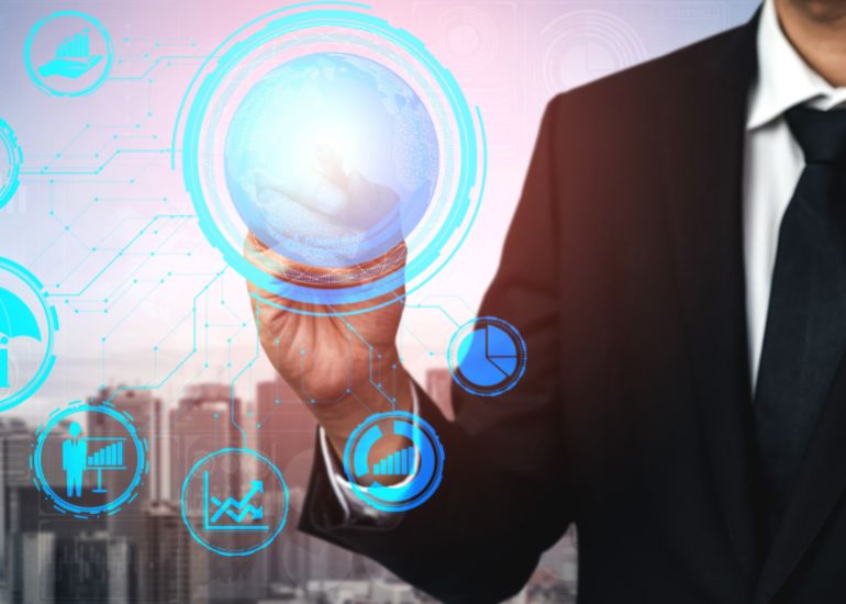 Um homem de negócios interagindo com gráficos e interfaces digitais holográficos, simbolizando conceitos de dados, análise e tecnologia futurista, com uma paisagem urbana ao fundo.