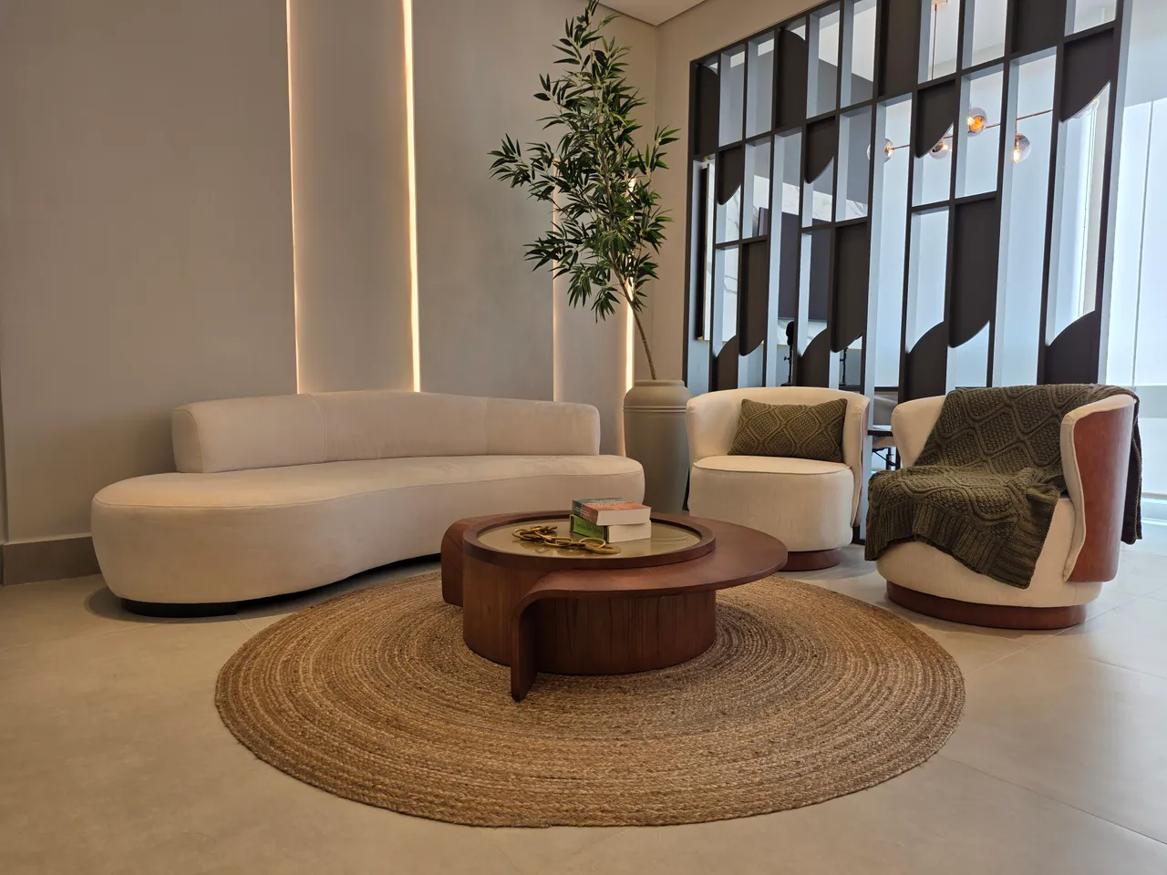 Sala de espera com sofá e planta